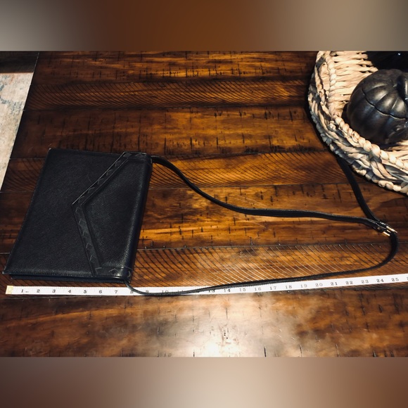 SOLD! Vintage YSL classic little black leather crossbody - Picture 7 of 8